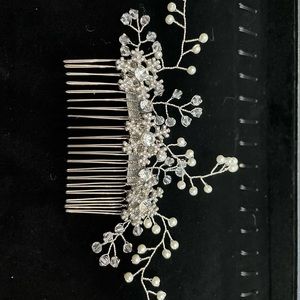 Never worn snowflake rhinestone and pearl bridal hair comb